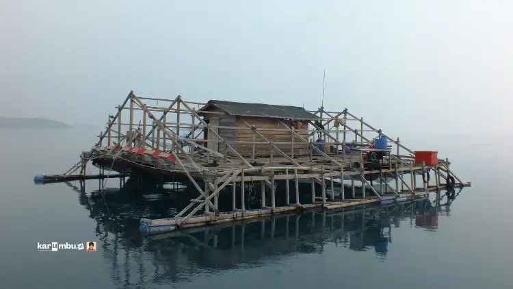 perahu-bagan-di-teluk-waworada